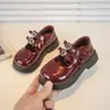 Sapatos de Couro para Meninas 2024 Nova Coleção Primavera e Outono Sapatos de Solado Macio para Meninas Pequenas, Sapatos de Performance para Crianças de Tamanho Médio e Grande, Sapatos Rasos Infantis Modernos