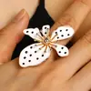 Pulseira Anel Plissado Irregular Flor Europeia e Americana Cruzada Luz Leve Luxo High-End Design de Moda Nicho Joia de Mão para Mulheres