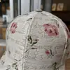 Gorra de béisbol nueva de ala dura con estampado de rosas, ala grande que hace que la cara se vea más pequeña, moderna para ir de compras y protección solar