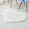 2025 nueva alfombra en forma de corazón de lana de imitación, tapete para el piso, alfombra en forma de corazón para sala de estar, fabricantes venden una generación de cabello