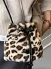 Bolso de Piel con Estampado de Leopardo de Moda Estilo Coreano de Nicho para Mujer 2025 Invierno Nuevo Bolso Cruzado Bolso de Piel Bolso Cubo
