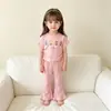 Nuevo conjunto de camiseta de manga corta y pantalones de campana para niña, verano 2026, ropa infantil de dos piezas linda y única, transfronterizo