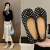 Zapatos de fondo plano con separación de dedos mocasines de conducción de nicho zapatos individuales para mujer zapatos para pedal de pie 2026 estilo nuevo boca poco profunda resorte de herradura primavera y otoño zapatos de pie de cerdo