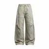 Pantalones cargo para hombre de moda en gris claro con paneles plisados, pierna ancha, corte recto, ajuste holgado, caída fluida, pantalones casuales y versátiles de pierna curva
