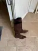 []Botas de punta fina, con aumento de altura interior, corte ajustado, colección otoño/invierno 2026, patchwork de ante, diseño plisado, botas hasta la rodilla para mujer