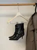 Primer Encuentro Ji Ou Mei Botines de Media Caña Punta Fina Hebilla de Cuero Botas Arrugadas para Mujer Gamuza Tacón de Aguja Alto 2026 Otoño Invierno Botines