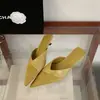 Primeiro Encontro Jifa Camurça Francesa Patchwork Bico Fino Salto Baixo Bico Fechado Mule 2026 Novo Versátil Simples Estilo de Trabalho Salto Agulha