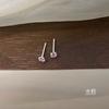 Mini pendientes de plata 925 con forma de aguja y cuatro garras de diamantes de colores. No es necesario quitarse el piercing al dormir. Exquisitos pendientes con forma de hueso de oreja.