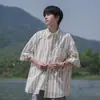 Camisa Retrô Listrada de Manga Curta para Homens, Marca Nova Tendência de Verão, Solta com Toque de Luxo, Blusa Juvenil de Meia Manga