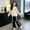 Conjunto de outono para meninas 2026 novo estilo, para crianças mais velhas, conjunto esportivo de outono de duas peças, conjunto de duas peças de moletom e calça pantalona para meninas