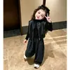 Conjunto de Outono para Meninas 2026 Novo Estilo Coreano Infantil Moda Infantil Estilosa Colete de Couro Preto Calça Xadrez