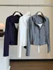 Elegante camiseta de punto con capucha para mujer, estilo dos piezas falsas con doble cremallera, manga larga, nueva tendencia de principios de otoño, top corto tipo chaqueta