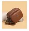Nova bolsa transversal de ombro feminina 2026, design em relevo, adequada para mães de meia-idade, bolsa de pulso, bolsa quadrada pequena simples e versátil, atacado