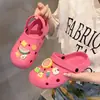 Novas Sandálias Tamanco de Verão para Mulheres 2026, Meias Pantufa Fechadas na Ponta, Solado Macio para Exterior, Estilo Cartoon de Celebridade da Internet para Praia