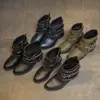 Botas Femininas Independentes de Couro com Salto Grosso Tiras Independentes Botas de Tornozelo com Rebites de Comércio Exterior Femininas Baixas 2025 Tamanho Grande Novo Outono e Inverno Europeu e Americano Transfronteiriço