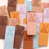 2*5 Etiquetas Coloridas Hechas a Mano de Cuero de Microfibra con Patrón de Conejito de Dibujos Animados para Decoración de Bufandas y Bolsas