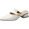 Chinelos Mules de Couro Macio Estilo Francês para Mulheres, Verão 2025 Novos Mules da Moda com Salto Grosso, Sapatos Solteiros de Bico Fino com Salto Médio