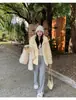 Chamarra corta de plumas para mujer, nuevo estilo de invierno 2026, engrosada, corte holgado, plumón de pato blanco, adecuada para figuras petite, con capucha, amarillo, moderna