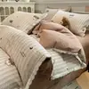 Conjunto de Quatro Peças de Renda Francesa com Fio Bouclé Novo 2026