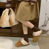 Chinelos de pelúcia com biqueira fechada, solado grosso, novos para o inverno, botas de neve, calçados para uso externo 2026, sapatos casuais para pessoa preguiçosa, casuais