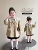 Gabardina para Niñas 2026 Otoño Nueva Moda Estilo Coreano Holgada Cuello de Encaje Abrigo de Longitud Media para Niños