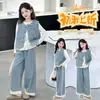Ropa Infantil Niñas Otoño Conjunto de Mezclilla 2025 Nuevo Camiseta Interior de Encaje para Niñas Chaleco de Mezclilla Conjunto de Tres Piezas Moderno