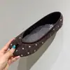 Sapatilhas de bolinhas com separador de dedos para mulheres, nova coleção outono 2026, bico fino, sapatos de sola rasa, design de dedão de porco, sola macia, sapatos de vovó