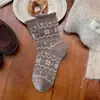 Meias cor de café outono novo estilo bordado de desenho animado japonês Fair Isle meias de cano médio laço doce meias largas