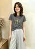 Camiseta feminina de algodão canelado com fonte física de treze fileiras, direto da fábrica, top justo de manga curta, fornecimento exclusivo da segunda leva de verão
