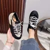 Zapatillas de entrenamiento alemanas de gamuza con retazos para mujer, colección otoño 2026, con tacón oculto para mayor altura, de moda y casual, con un diseño único y un estilo moderno para jóvenes