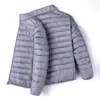 Chaqueta acolchada de algodón pluma ligera nueva temporada anti 2023 para hombre con cuello alto corta para jóvenes y mediana edad fina ligera con capucha talla grande