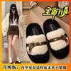 Sandalias de una correa de color sólido con hebilla, estilo callejero, de alto valor, artículo popular de celebridad de Internet 2026, para figura petite, alargadoras, elegantes, Chanclas para dama