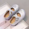 Sapatos de couro infantis 2026 primavera novo versão coreana sapatos de princesa com tiras cruzadas para meninas com solas macias para meninas pequenas