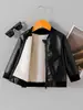 Chaqueta de cuero forrada de forro polar para niños de otoño e invierno transfronteriza, chaqueta de cuero PU con cuello alto y cremallera para niños, top grueso para bebé, suministro al por mayor