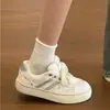 Zapatillas blancas para mujer, nuevo modelo popular de otoño 2026, de suela gruesa, ligeras, zapatillas deportivas casuales, mocasines de suela plana para pareja