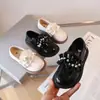 Sapatos de Princesa para Menina Pequena Sapatos de Couro para Bebê Solado Macio 2025 Primavera Outono Novo Estilo Sapatinhos Estilo Little Chanel Sapatos Individuais Versáteis Mocassins para Menina Pequena