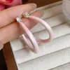 Brincos em forma de C com Zircônia Rosa e Esmalte Rosa Prateado, Simples e Doces, Versáteis e Elegantes para Mulheres, com um Toque de Luxo Leve e Sofisticado