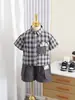 Conjunto Nuevo de Camisa a Cuadros de Manga Corta para Niños de Verano, Conjunto Casual de Dos Piezas Estilo Coreano para Niños, Conjunto de Verano para Bebés Moderno y Elegante
