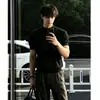 Camiseta de verano para hombre de punto de seda de hielo gris con mangas cortas, estilo old money, estilo fitness americano con puños ajustados que realzan la fuerza