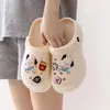 Novos tamancos de verão femininos com sola grossa, sandálias plataforma que aumentam a altura e emagrecem com bico fechado, chaveiros fofos para sapatos DIY, adequados para uso ao ar livre.