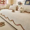 2026 Novo Almofada de Sofá Estilo Creme Chenille Todas as Estações Universal Tecido Irregular para Capa de Sofá Borda com Pompons Almofada de Assento Antiderrapante