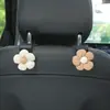 Gancho para carro multifuncional cáqui temperamento florzinha encosto de cadeira armazenamento suprimentos para carro artefato essencial acessórios de carro mulheres