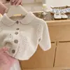Suéter Top para Menina Outono/Inverno 2026 Estilo Coreano Cardigã Elegante de Tricô Vazado Casaco para Menina Dropshipping Transfronteiriço