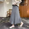 Novo vestido de tricô, modelagem solta, comprimento médio, saia evasê, barra larga, adequado para usar como peça externa no outono e inverno
