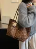 Bolsa de Mão Grande de Couro Texturizado Estampada de Leopardo Nova Outono 2026 Bolsa Tote Simples Feminina Bolsa de Ombro Único para o Dia a Dia