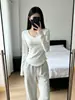 Camiseta de manga larga para mujer, nuevo estilo coreano de otoño, top puro y seductor con cuello en V, corte ajustado, camiseta básica chic y moderna para estudiante