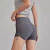 Novos shorts de fitness com cordão para levantar o bumbum para mulheres, shorts esportivos elásticos de secagem rápida três pontos com efeito pêssego para yoga, para uso ao ar livre no verão