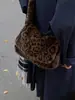 Bolso Peludo Súper Popular con Estampado de Leopardo de Gran Capacidad para Mujer, Nuevo Bolso de Hombro Cruzado Peludo de Moda Otoño e Invierno 2026