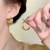 Brincos de Argola de Metal Estilo Francês 2026 Novo Estilo Quente Estilo de Hong Kong Retrô Brincos de Argola com Toque de Luxo para Mulheres Brincos de Luxo Leve