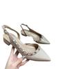 Sapatos Versáteis de Verão 2025 Bico Fino com Rebites Sandálias Romanas de Bico Fino Calçados Externos Femininos Sapatos Femininos Retrô Modernos e Confortáveis